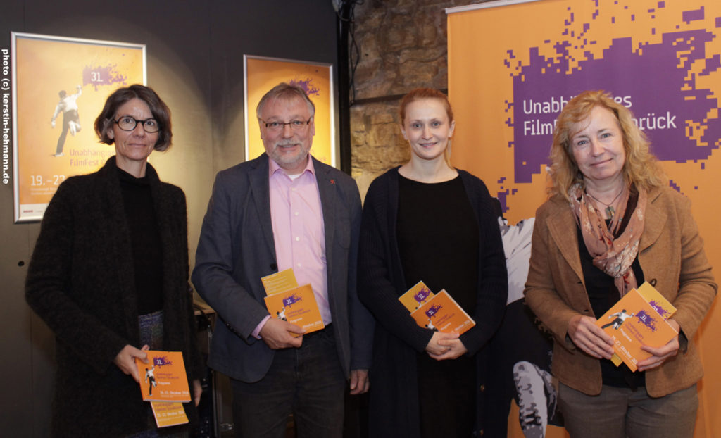 Frau Dr. Susanne Tauss, Geschäftsführerin des Landschaftsverbandes Osnabrücker Land, Heinrich Funke, 1. Vorstandsvorsitzende des Osnabrücker FilmForums, Festivalleiterin Julia Scheck und Bürgermeisterin Birgit Strangmann (von links nach rechts)
Foto_PK 31. Unabhängiges FilmFest Osnabrück von Kerstin Hehmann