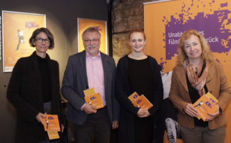 Frau Dr. Susanne Tauss, Geschäftsführerin des Landschaftsverbandes Osnabrücker Land, Heinrich Funke, 1. Vorstandsvorsitzende des Osnabrücker FilmForums, Festivalleiterin Julia Scheck und Bürgermeisterin Birgit Strangmann (von links nach rechts)
Foto_PK 31. Unabhängiges FilmFest Osnabrück von Kerstin Hehmann